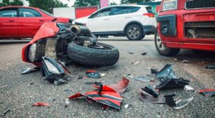 Verkehrsunfall – Mitverschulden Motorradfahrer unterlassenes Tragen von Motorradschutzkleidung