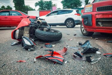 Verkehrsunfall – Mitverschulden Motorradfahrer unterlassenes Tragen von Motorradschutzkleidung