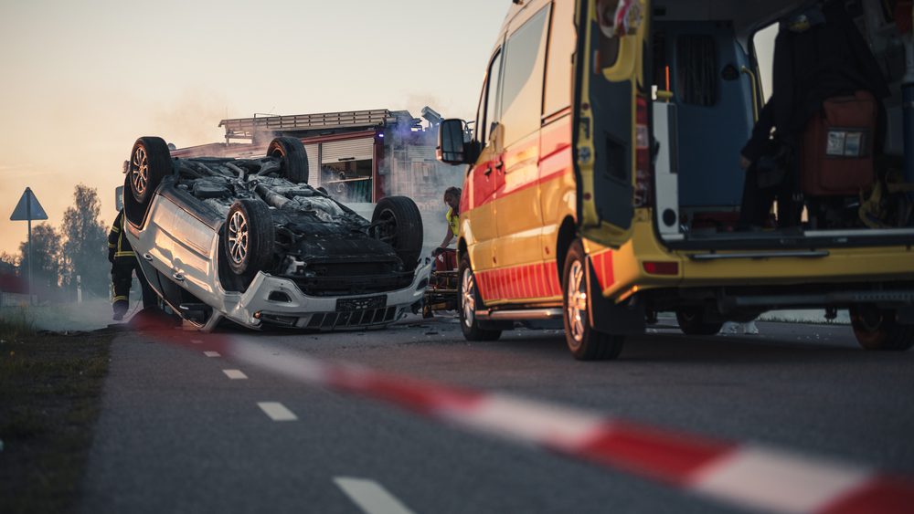 Kollision zwischen Rettungsfahrzeug und anderen Kfz in Kreuzungsbereich