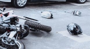 Sturzunfall eines Motorradfahrers in Folge einer Notbremsung
