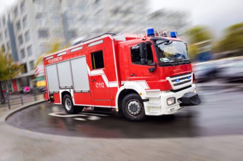 Kollision zwischen anfahrenden Feuerwehrfahrzeug und einem Vorbeifahrenden