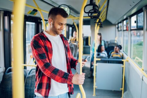 Eigensicherung eines Fahrgastes im Linienbus