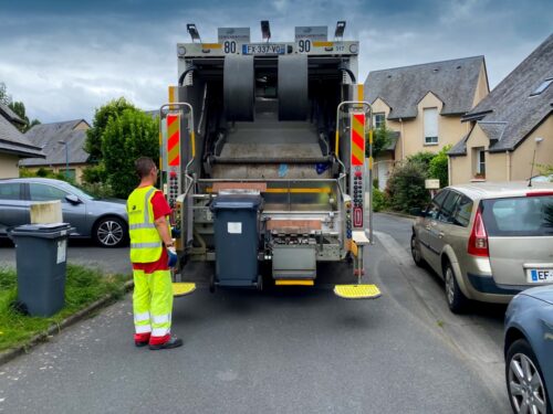 Verkehrsunfall eines rückwärtsfahrenden Müllfahrzeugs mit Zurücksetzendem Pkw