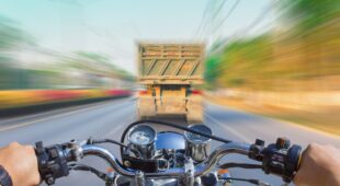 Verkehrsunfall – Kollision eines Motorradfahrers mit einem landwirtschaftlichen Gespann