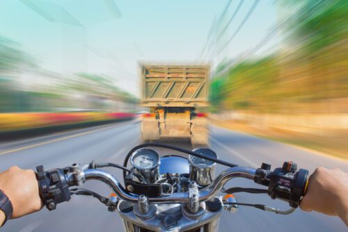 Verkehrsunfall - Kollision eines Motorradfahrers mit einem landwirtschaftlichen Gespann