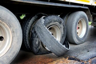 Reifenplatzer an Sattelzug – Verlust von Reifenteilen