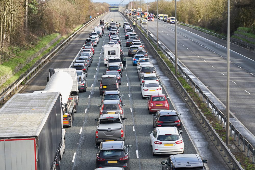 Auffahrunfall im Zusammenhang mit Fahrspurwechsel auf Autobahn Auffahrunfall im Zusammenhang mit Fahrspurwechsel auf Autobahn