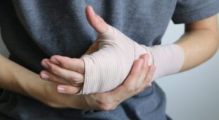Schmerzensgeldbemessung für Handfraktur und weitere Verletzungen