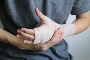 Schmerzensgeldbemessung für Handfraktur und weitere Verletzungen
