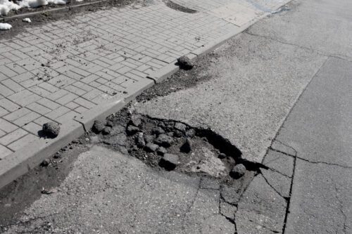 Verkehrssicherungspflicht - Sturz aufgrund einer großflächigen Mulde auf Gehsteig