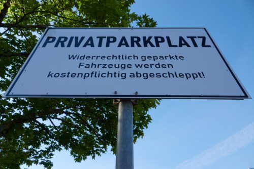 Abschleppen eines unbefugt auf einem Privatgrundstück abgestellten Fahrzeugs