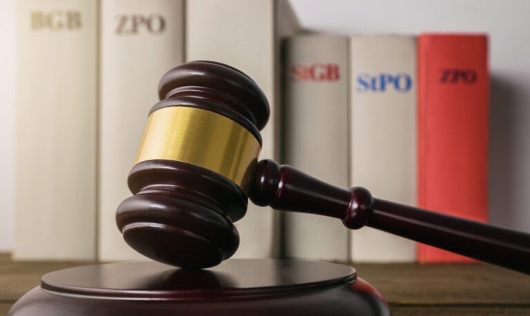 Versäumnisurteil – Definition, Kosten und Verjährung