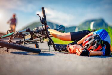 Schadensersatz und Schmerzensgeld nach Rettungswagen-Unfall mit Radfahrer