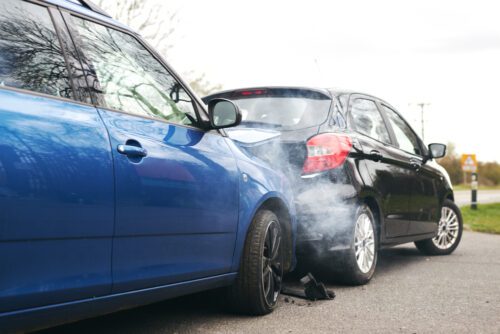 Parkplatzunfall mit einem rückwärts ausparkenden Kraftfahrzeug