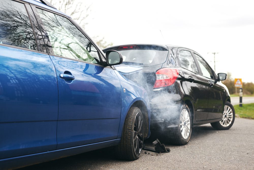 Parkplatzunfall mit einem rückwärts ausparkenden Kraftfahrzeug Parkplatzunfall mit einem rückwärts ausparkenden Kraftfahrzeug