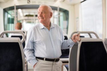 Haftung beim Sturz eines älteren Fahrgastes beim Anfahren eines Busses