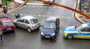 Verkehrsunfall – Gefährdungshaftung von passiv unfallbeteiligten Fahrzeugen