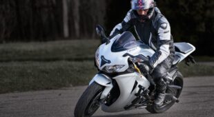 Motorradfahrer – Verstoß gegen mittelbares Überholverbot – ununterbrochene Mittellinie