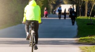 Fahrradfahrerhaftung bei Unfall auf Gehweg mit erhöhter Geschwindigkeit
