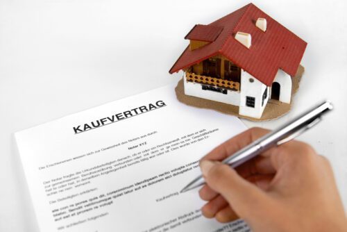 Ein Kaufvertrag in Deutschland ist eine rechtliche Vereinbarung, bei der ein Verkäufer eine Ware oder ein Recht an einen Käufer gegen Bezahlung überträgt. Er wird durch das Bürgerliche Gesetzbuch (BGB) geregelt.