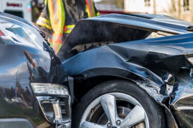 Verkehrsunfall – Kollision mit Rechtslenkerfahrzeug in Linkskurve