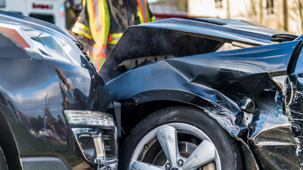 Verkehrsunfall - Kollision mit Rechtslenkerfahrzeug in Linkskurve Verkehrsunfall - Kollision mit Rechtslenkerfahrzeug in Linkskurve