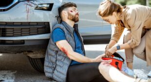 Verkehrsunfall – Schmerzensgeld bei Skapulafraktur, Wirbelkörperbruch BWK10, Knieprellung