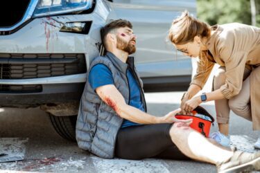 Verkehrsunfall – Schmerzensgeld bei Skapulafraktur, Wirbelkörperbruch BWK10, Knieprellung