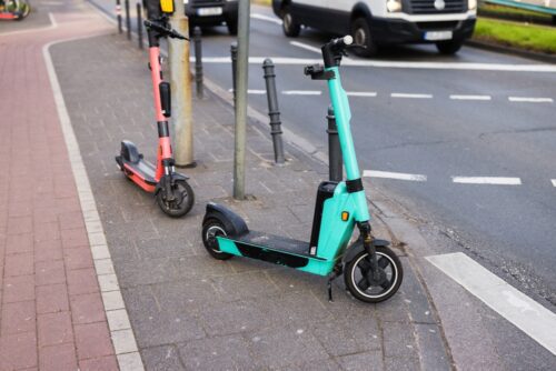 Verkehrsunfall - unsachgemäßes Abstellen eines E-Scooters