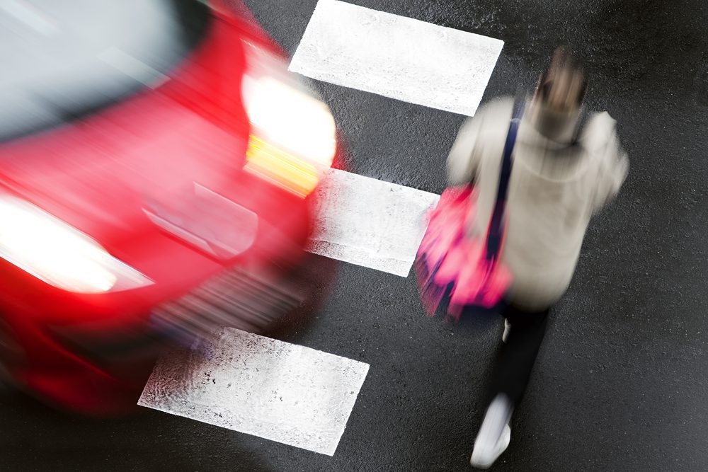 Verkehrsunfall - Fahrzeugkollision mit einem die Fahrbahn überquerenden Fußgänger Verkehrsunfall - Fahrzeugkollision mit einem die Fahrbahn überquerenden Fußgänger