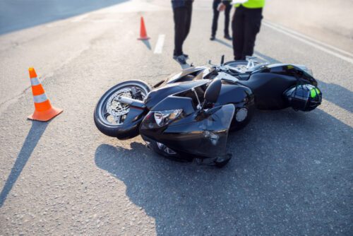 Motorradfahrersturz infolge einer Bodenwelle auf einer Landstraße