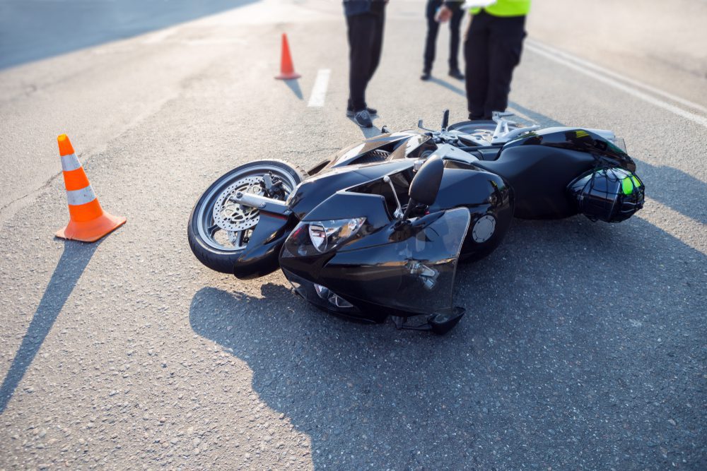 Motorradfahrersturz infolge einer Bodenwelle auf einer Landstraße Motorradfahrersturz infolge einer Bodenwelle auf einer Landstraße
