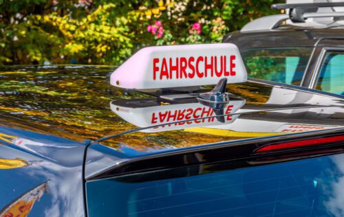 Unfall: Kollision mit Fahrschulauto beim paarweisen Abbiegen