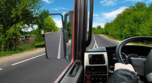 Verkehrsunfall – Verpflichtung eines LKW-Fahrers zur Beachtung des Frontspiegels