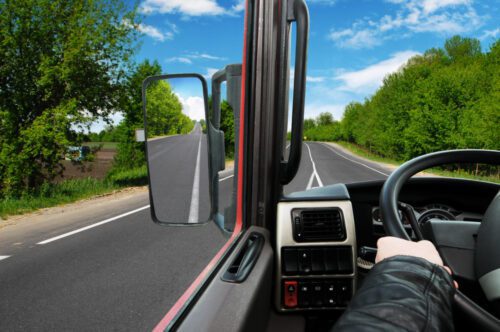 Verkehrsunfall: LKW-Fahrerpflicht zur Frontspiegel-Beachtung