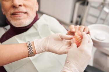 Krankenhaus – Schadensersatz und Schmerzensgeld bei Zahnprothesenverlust eines Patienten