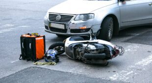 Verkehrsunfall – Kollision eines die Vorfahrt mißachtenden Leichtkraftrads mit Pkw