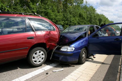 Verkehrsunfall auf Autobahn nach Spurwechsel - Haftungsanteile mehrerer Verkehrsteilnehmer