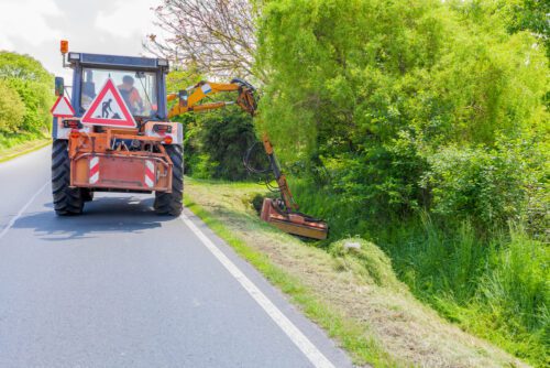 Straßenrand-Mäharbeiten: Nötige Sicherheitsmaßnahmen