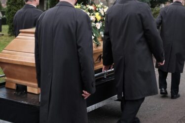 Heranziehung zu Bestattungskosten für einen verstorbenen Elternteil
