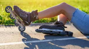 Verkehrsunfall zwischen überholenden Fahrzeug und Inline-Skater auf Wirtschaftsweg