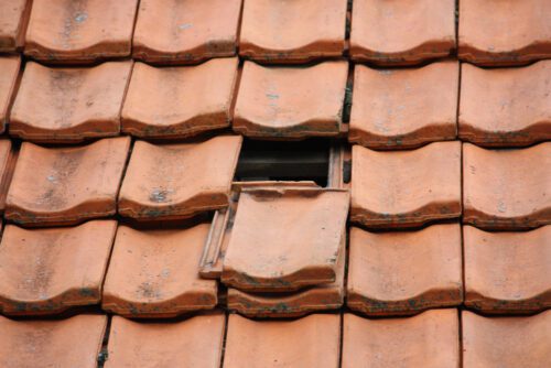 Sturmschaden durch Dachziegel: Haftung des Gebäudeeigentümers