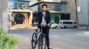 Vorrangregelungen zwischen Fahrzeugen und fahrradschiebenden Fußgängern
