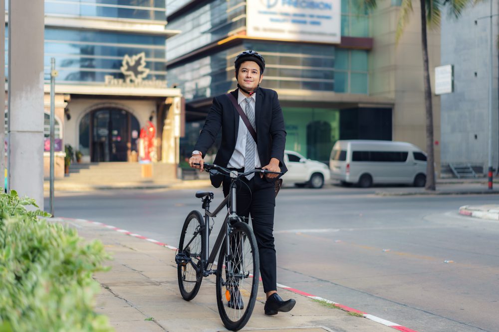 Vorrangregelungen zwischen Fahrzeugen und fahrradschiebenden Fußgängern