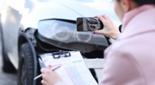 Verkehrsunfall – Schadensminderungspflicht bei Ermittlung des Restwertes für Unfallfahrzeug