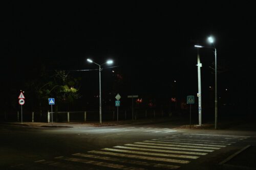 Verkehrsunfall zwischen Fahrzeug und Fußgänger bei Dunkelheit