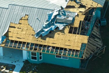 Grundstücksbesitzerhaftung für Schäden durch das Ablösen von Teilen des Gebäudes bei Sturm