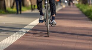 Verkehrsunfall – Alleinhaftung Fahrradfahrer bei Gehwegfahrt in entgegengesetzter Fahrtrichtung