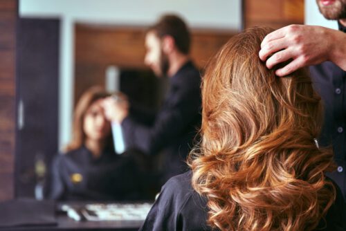 Friseurbesuch: Kopfhautschäden durch falsche Blondiercreme