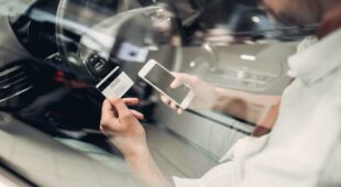Kreditkarte im Autoliegen gelassen – Haftung bei Missbrauch